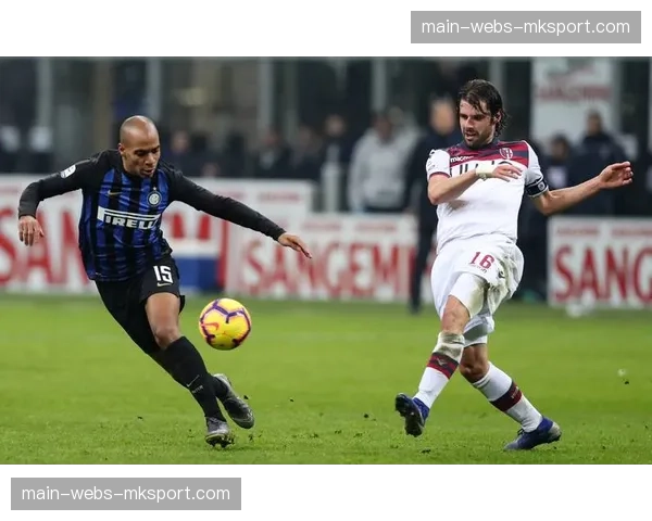 比赛画面:国际米兰通过前场三人组协同压迫成功夺回球权并迅速得分 比赛画面:国际米兰通过前场三人组协同压迫成功夺回球权并迅速得分