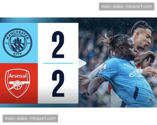 特写：图卢兹门将雷斯特在扑出点球后，指向看台上的家人