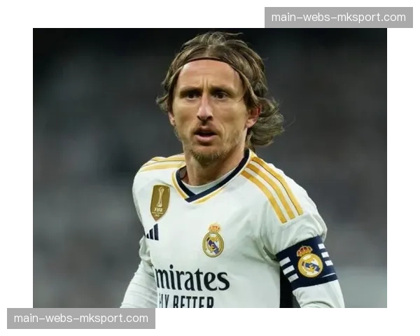 比赛花絮：伯纳乌球迷展示巨型TIFO致敬即将离队的莫德里奇